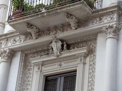 Richiama in particolare la nostra attenzione la parete della nicchia che ospita la porta-finestra centrale al primo piano, quasi �ricamata� dagli effetti chiaroscurali dei suoi motivi ornamentali